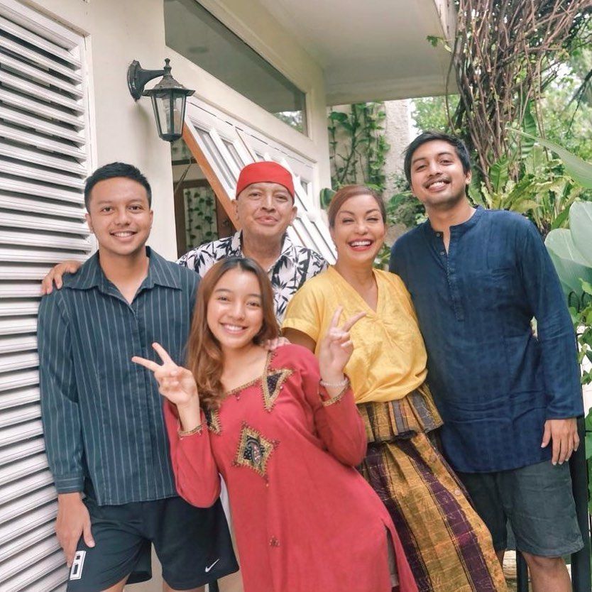 Family Goals! 10 Potret Keluarga Soraya Haque yang Selalu Harmonis