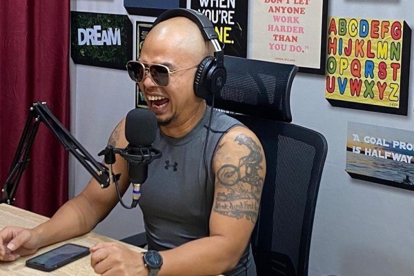 Awas Jangan Tertukar! 9 Potret Wendi Cagur Mirip Deddy Corbuzier 