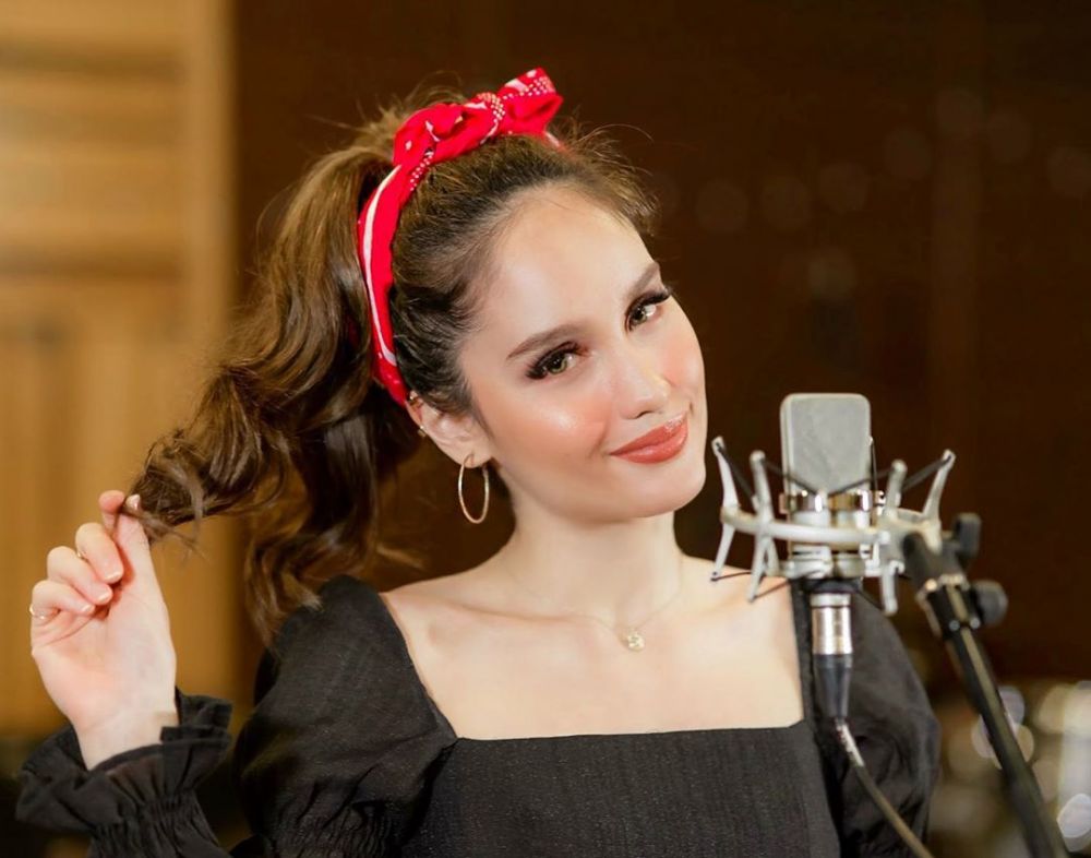 Gak Banyak yang Tahu, 10 Artis Cewek Ini Lulus dengan Nilai Cum Laude!
