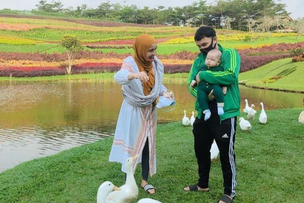 10 Potret Artis Indonesia Ajak Anaknya Liburan di Era New Normal