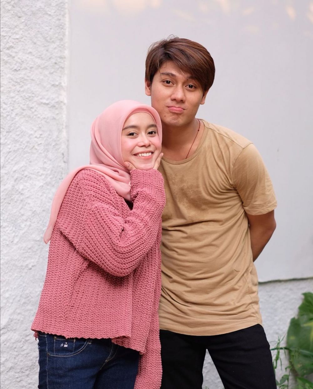 10 Artis Bersahabat, tapi Saking Akrabnya Kerap Dikira Pacaran