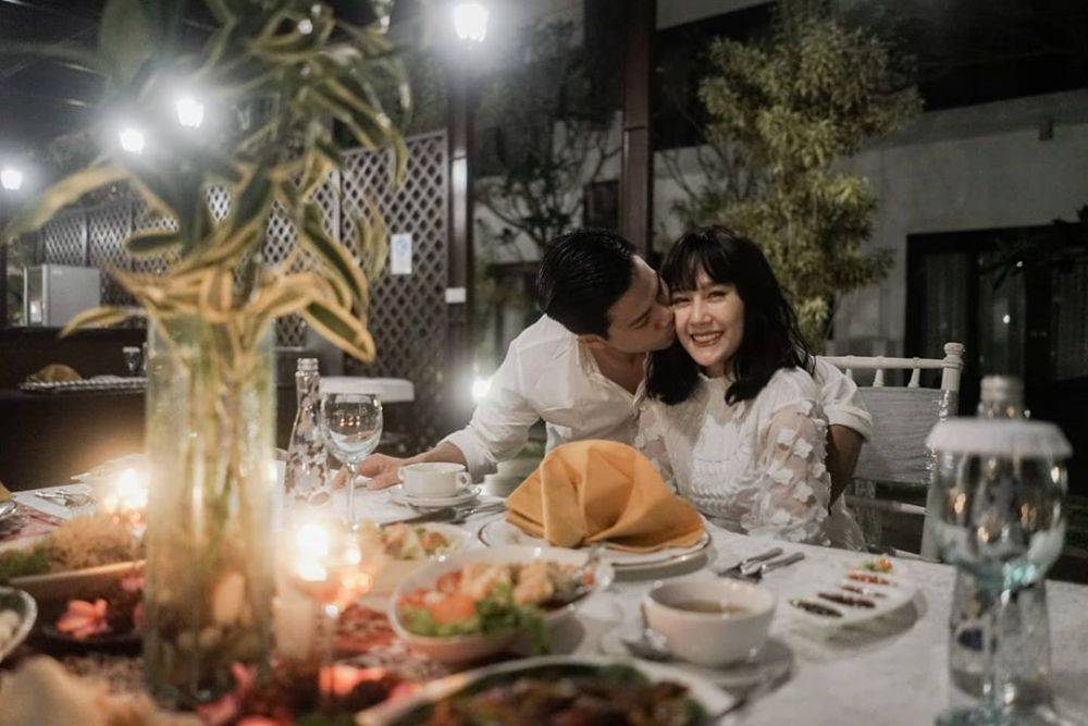 10 Momen Pasangan Artis Ciptakan Suasana Romantis Saat Makan Berdua