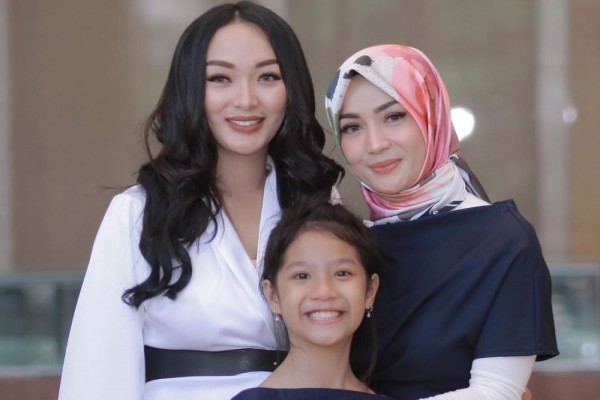 Zaskia Gotik dan 8 Artis Berteman Baik Dengan Mantan Istri Suaminya