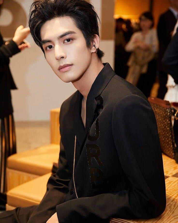 10 Pesona Song Weilong, Si Gagah Ling Xiao di Drama China 'Go Ahead'