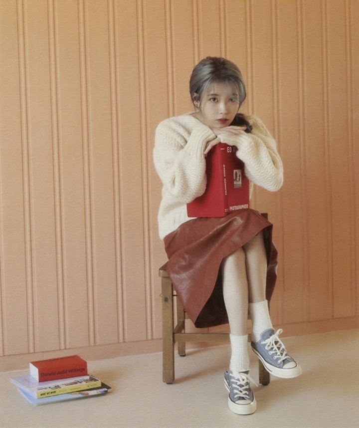 10 Ide OOTD Pakai Sweater ala IU, Cocok Buat yang Mungil!