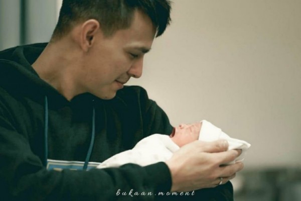 10 Potret Marcell Darwin saat Gendong Sang Anak, Hot Papi Nih!