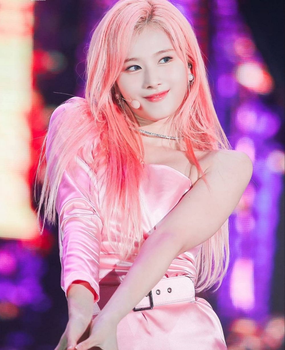 9 Pesona Sana TWICE Saat Kenakan Outfit Pink