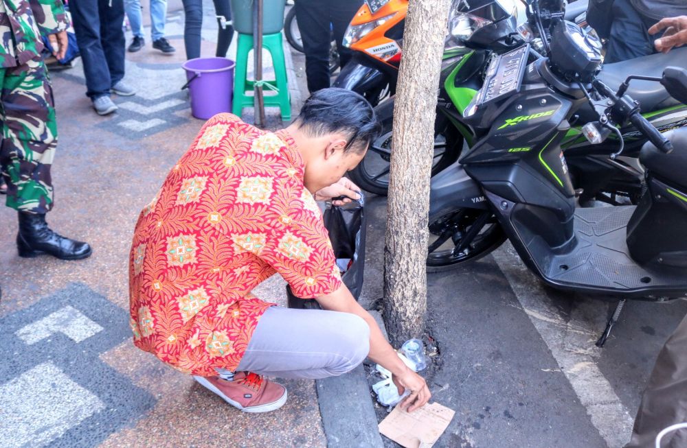 Sidak Masker di Malang, Sejumlah Warga Kena Hukuman Menyapu Jalan