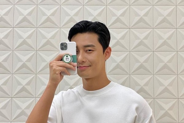 Meski Cuma Pakai Kaus, 9 Potret Park Seo Joon Ini Tetap Hot!