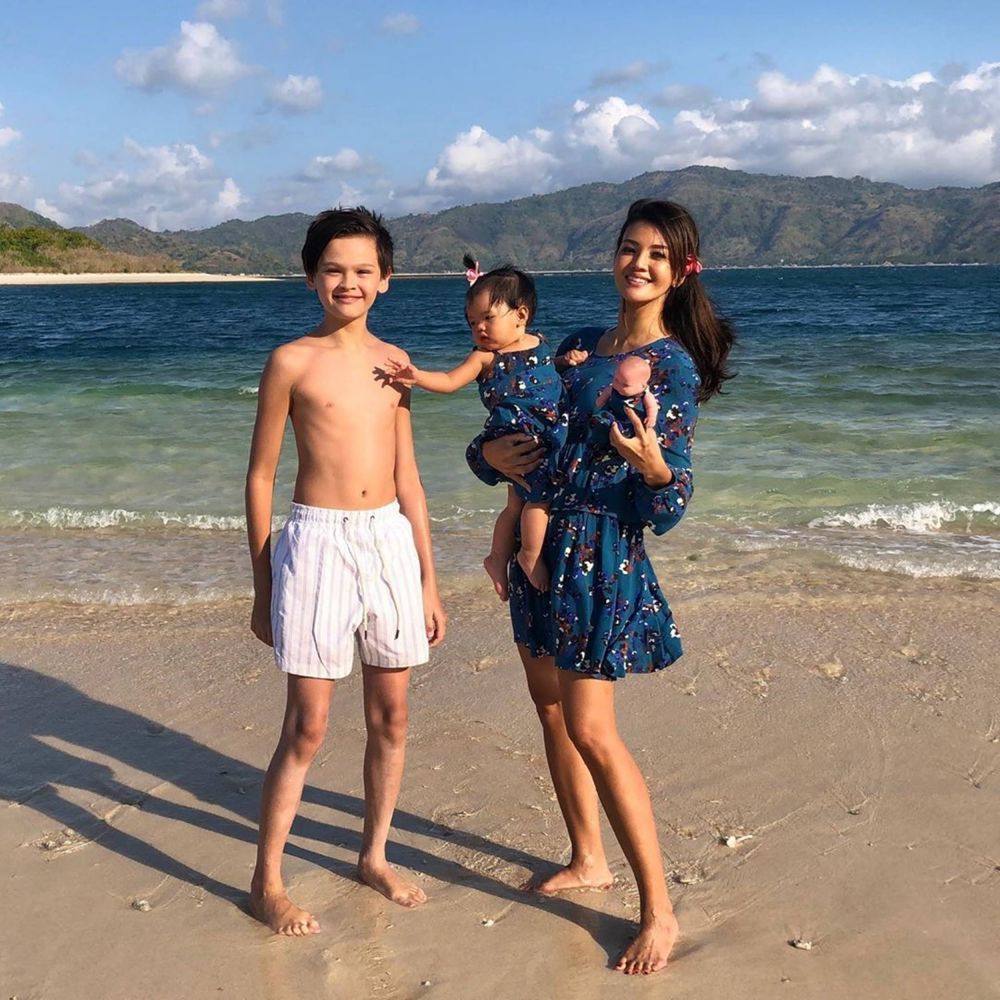 Potret Gemesin Farah Quinn dan Buah Hati Pakai Outfit Kembaran