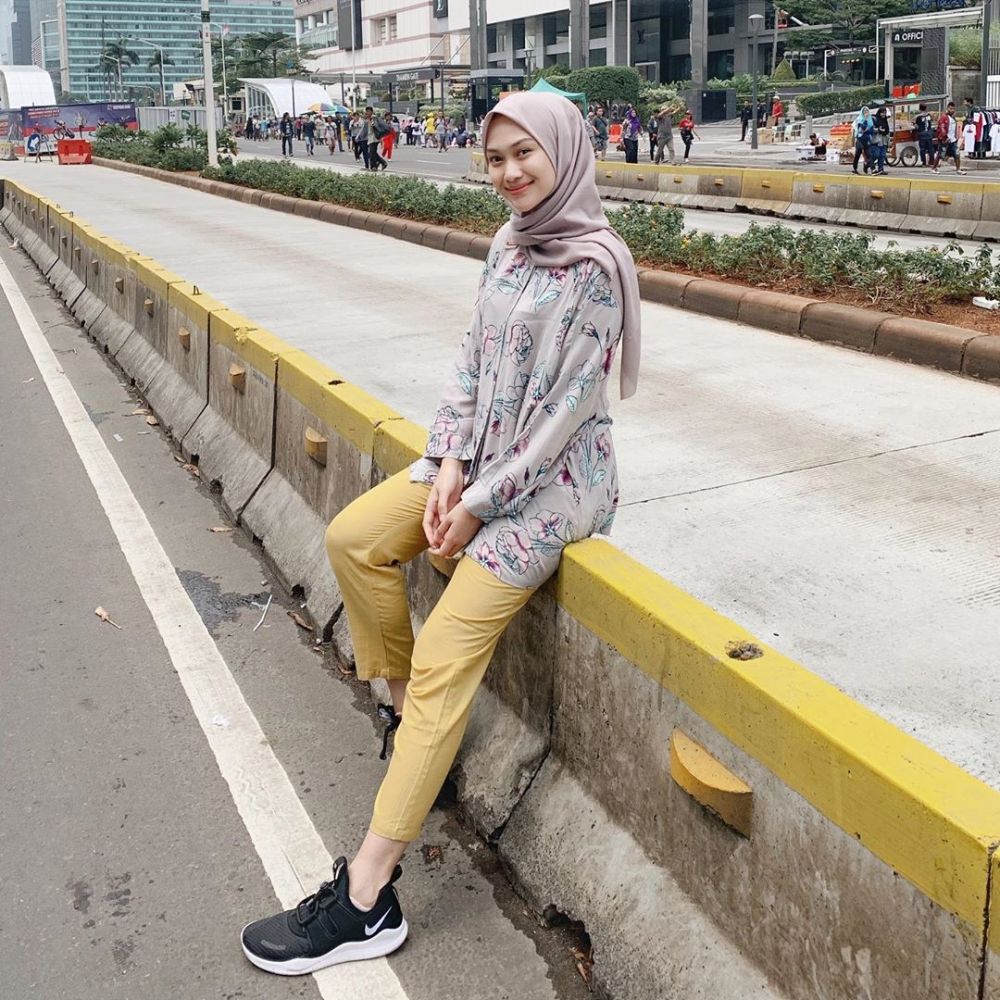 11 Inspirasi OOTD Street Style Hijab ala Indah Nada Puspita