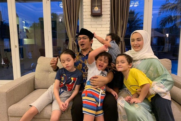 10 Potret Suasana Rumah Artis Banyak Anak, Serunya Tidak Terkalahkan!