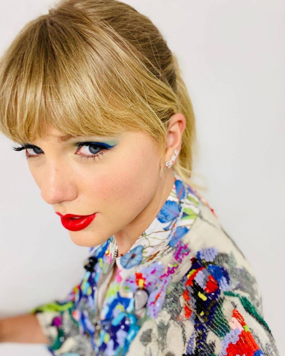 Tampil Dewasa, 9 Ide Makeup Dengan Lipstick Merah Ala Taylor Swift