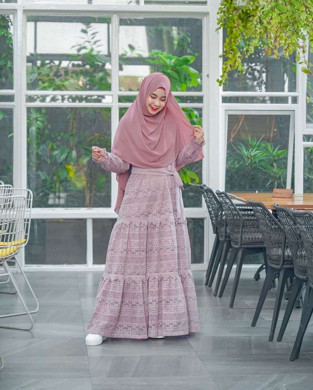 10 Inspirasi OOTD Hijab Dari Para Seleb, Mudah Ditiru!