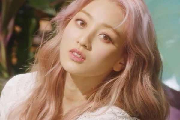 9 Momen Elegan Jihyo TWICE dengan Curly Hair, Bikin ONCE Baper!