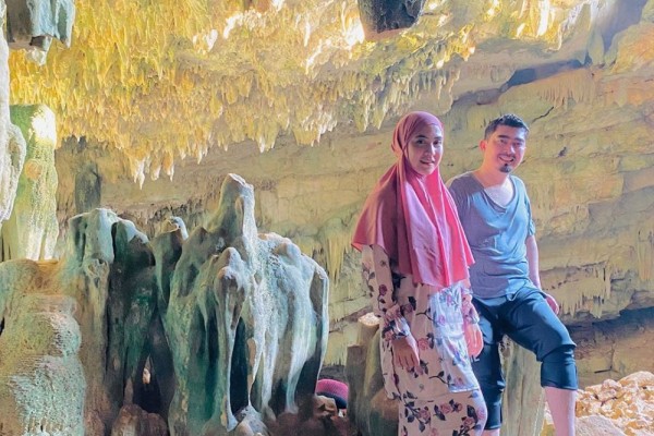 10 Potret Kece Ustaz Solmed dan April Jasmine Liburan, Bak ABG Kencan