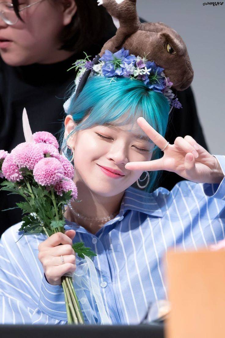 10 Potret Menarik Jeongyeon TWICE Dengan Rambut Biru, Makin Ngefans