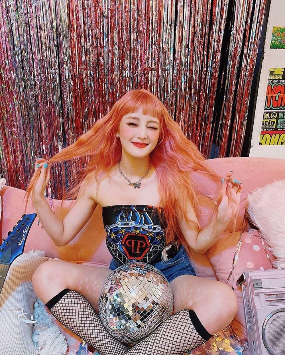 10 Potret Kece Minnie G I Idle Yang Comeback Dengan Rambut Pink