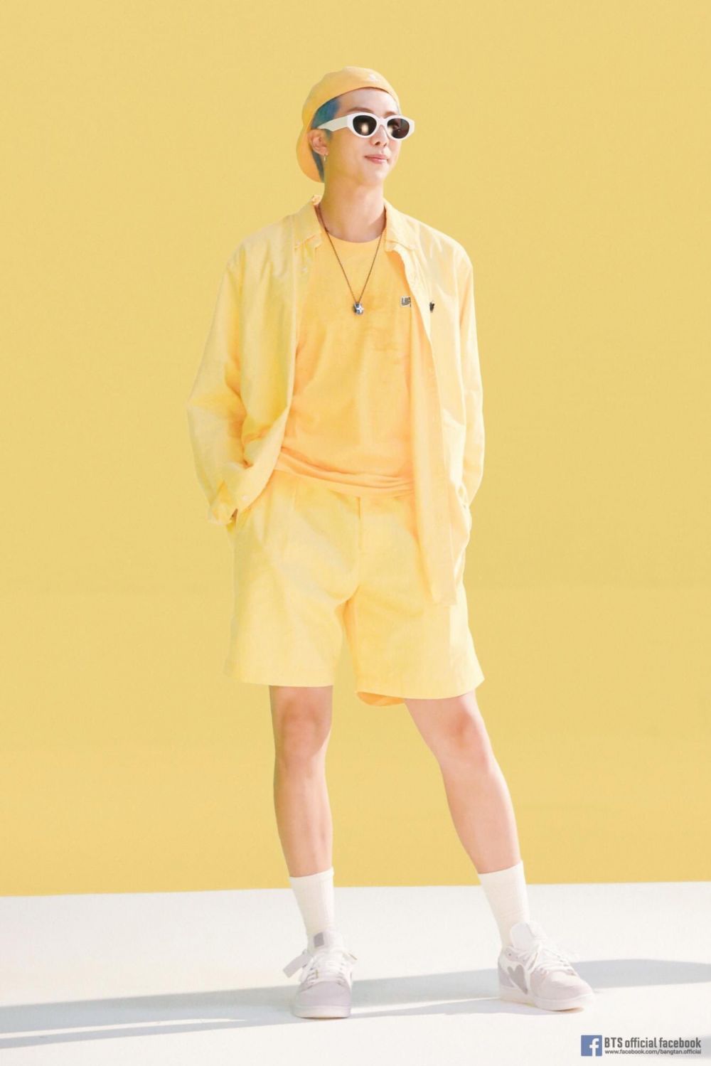 10 Penampilan Gagah Nan Charming RM BTS Dengan Outfit Berwarna Kuning