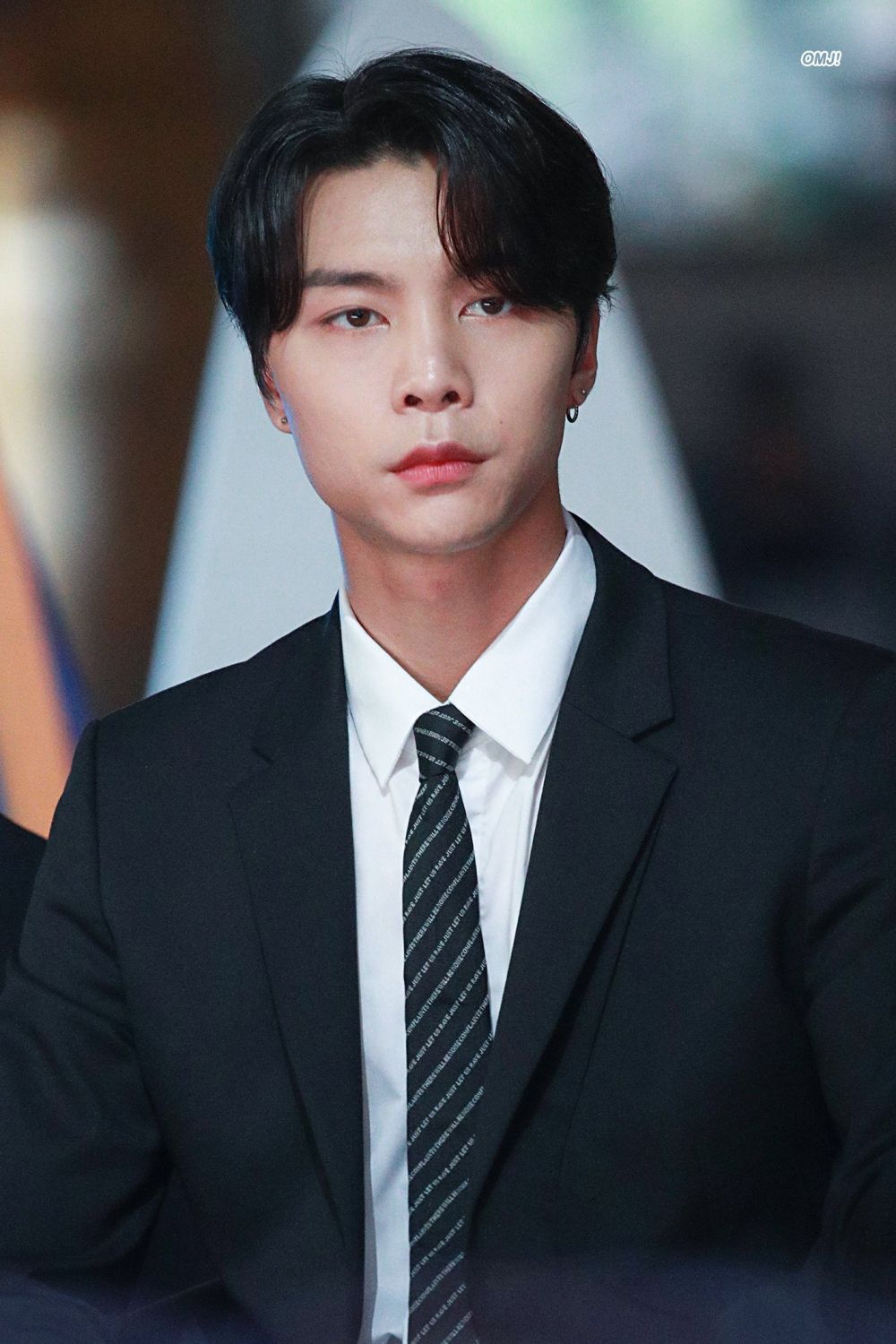 10 Pesona Elegan Johnny NCT dalam Balutan Jas, Bak Eksekutif Muda