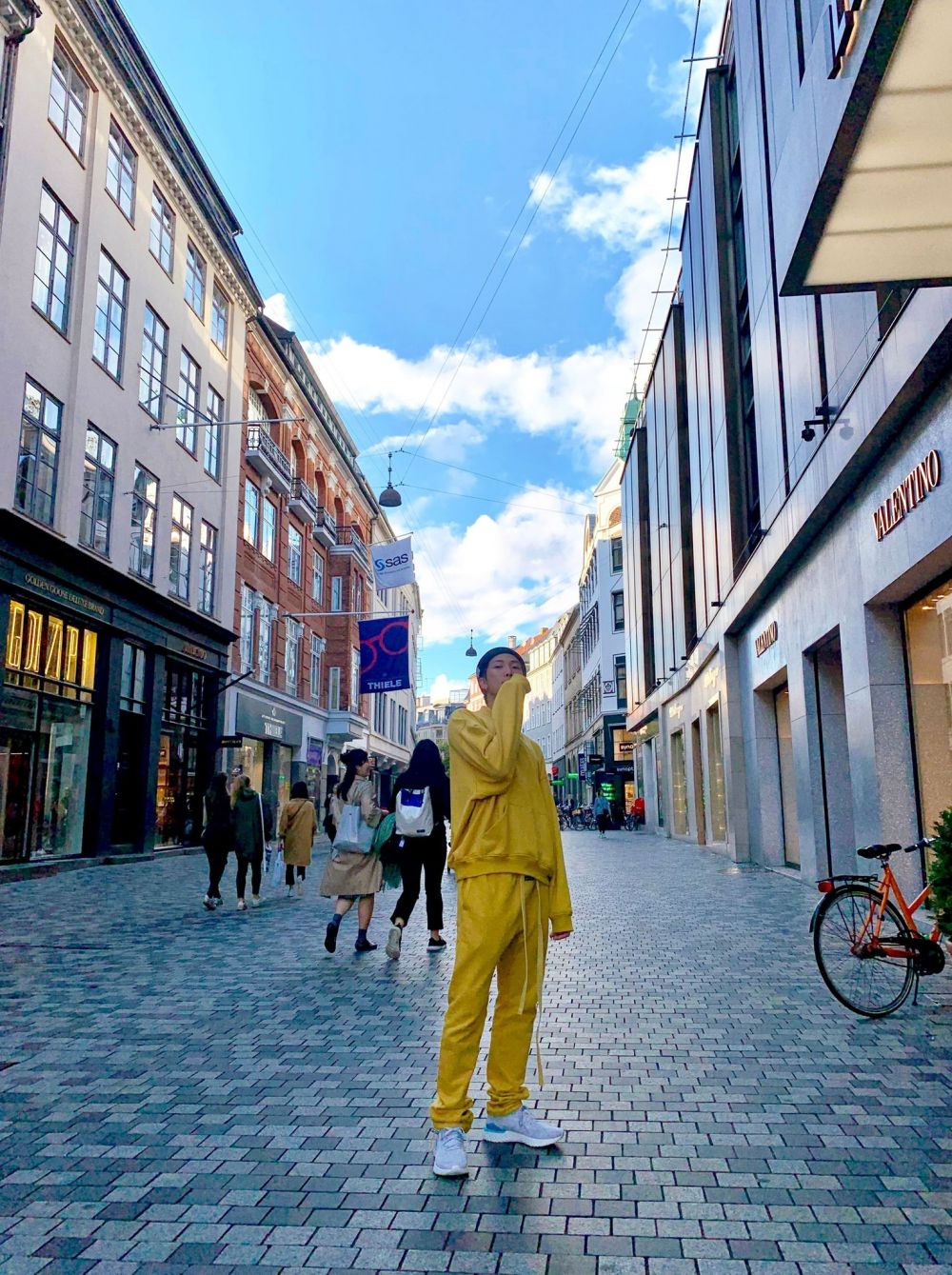10 Penampilan Gagah Nan Charming RM BTS Dengan Outfit Berwarna Kuning