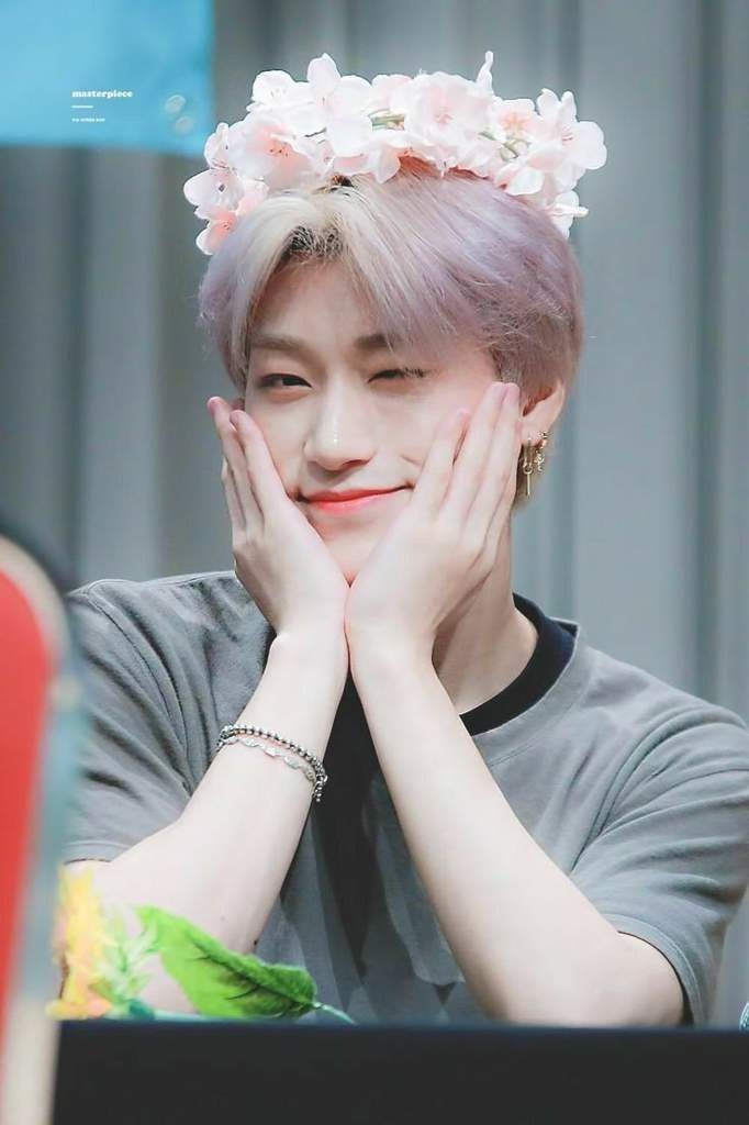 10 Potret San ATEEZ Kenakan Flower Crown, Memesona