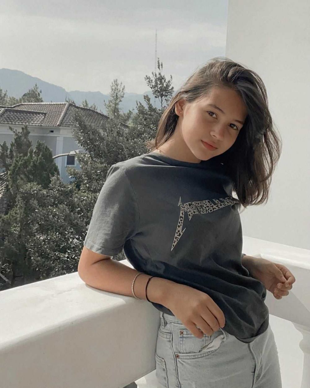 Gaya Makeup Minimalis Sandrinna Michelle, Pemain Dari Jendela SMP