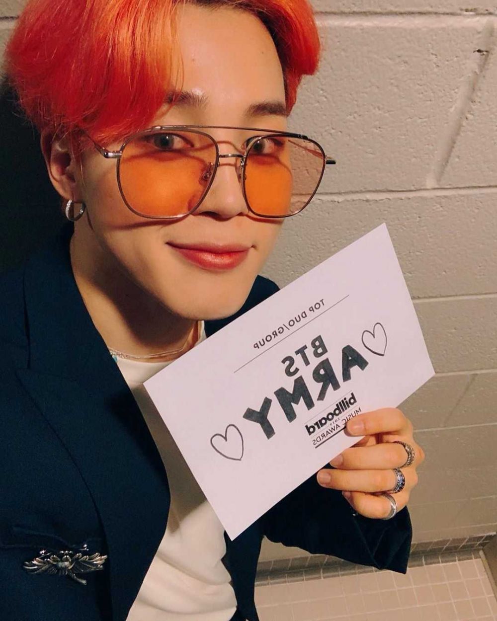 Bergaya Retro, Intip 10 Pesona Jimin BTS Kenakan Kacamata Vintage