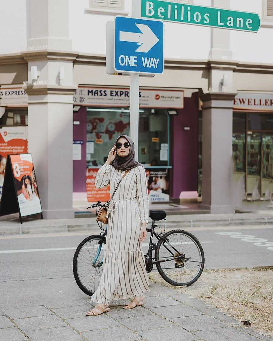 10 Inspirasi Outfit Hijab Street Style Ala Shella Alaztha, Menawan!