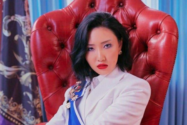 9 Potret Hwasa MAMAMOO dengan Gaya Rambut Pendek, Tak Terlupakan!