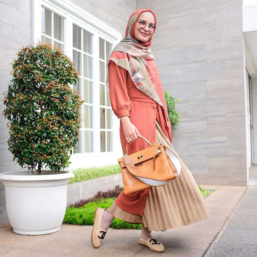 10 Ide Outfit Hijab Nuansa Earth Tone Ala Shireen Sungkar Elegan