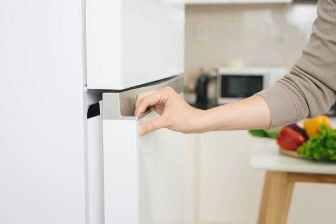 5 Tips Menghilangkan Bunga Es di Freezer Kulkas, Gak Sulit!