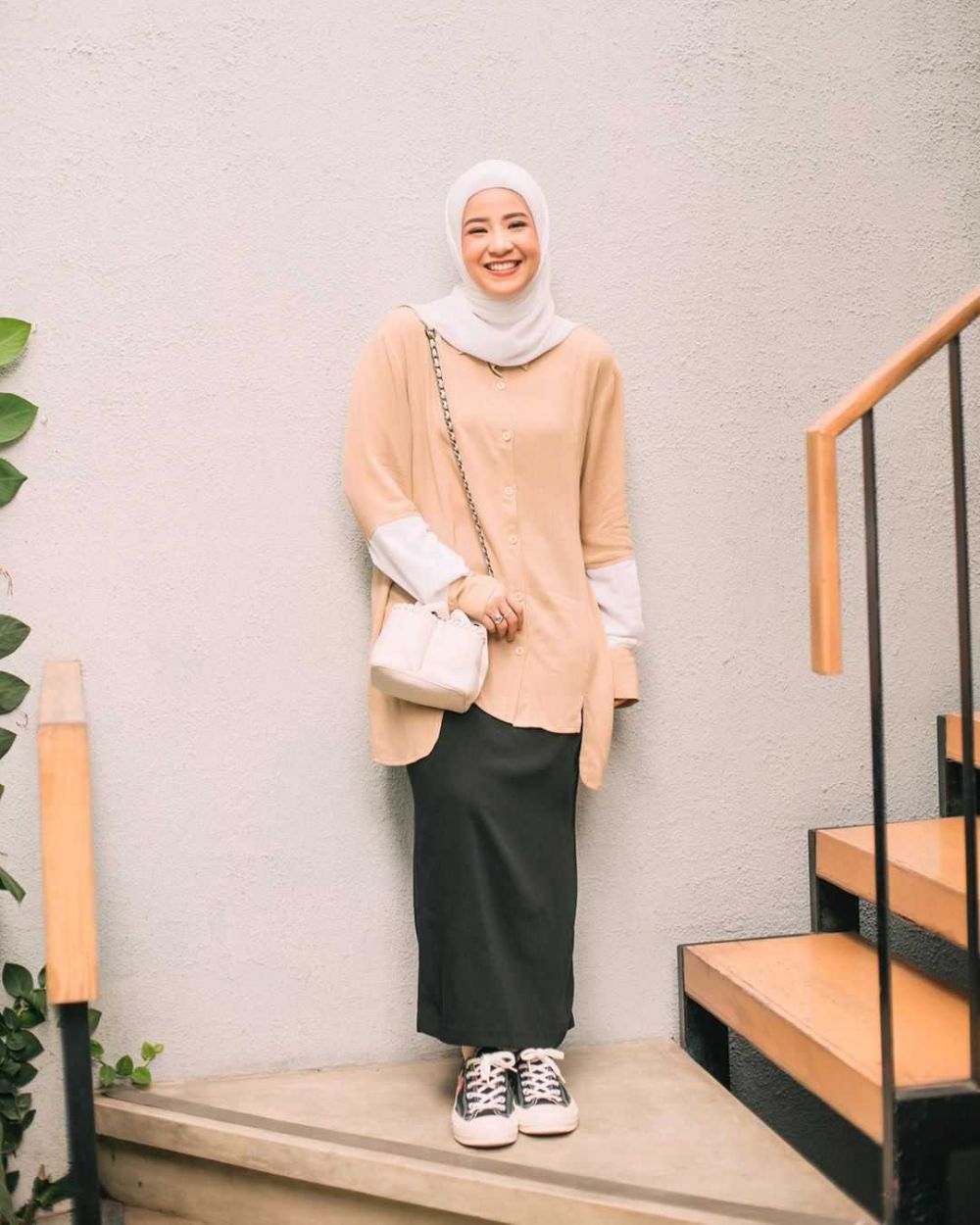 10 Mix and Match Outfit Hijab Pakai Rok Hitam ala Natasha Rizky