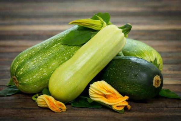 5 Perbedaan Antara Timun Biasa dan Zucchini, Jelas Beda!