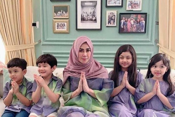 Nenek Panutan 10 Potret Amy Qanita Mengasuh Cucu Cucu Kesayangannya