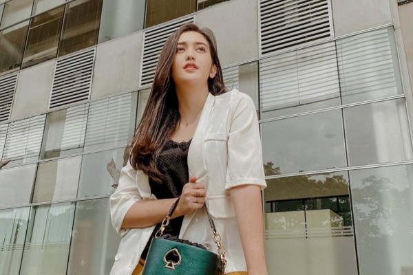 9 Pemotretan Glowing ala Ranty Maria, Memukau Bak Boneka Barbie