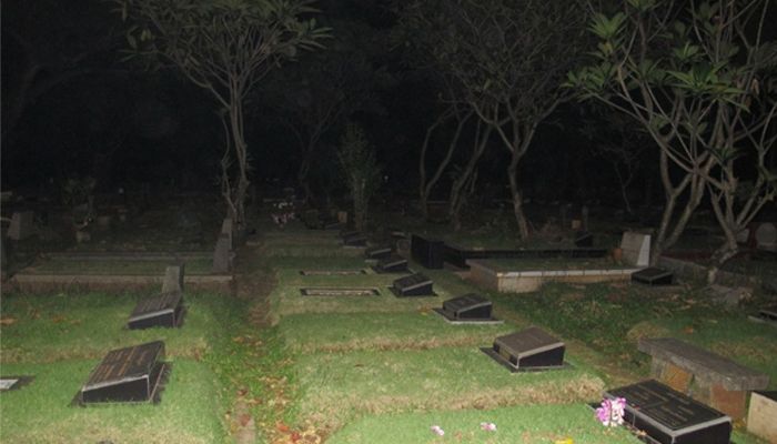Diduga Aliran Sesat, Warga Cisoka Ritual Kelilingi Kuburan Kosong