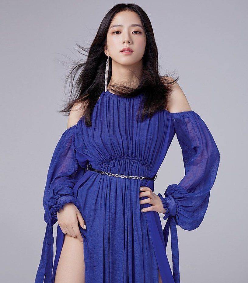 10 Inspirasi Outfit Nuansa Biru Ala Jisoo Blackpink Fashionable