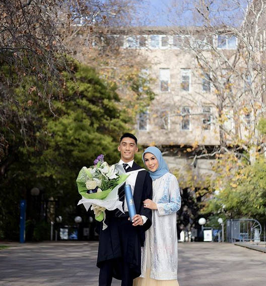 Momen Haru Dan Bahagia Wisuda Daffa Wardhana Putra Marini Zumarnis