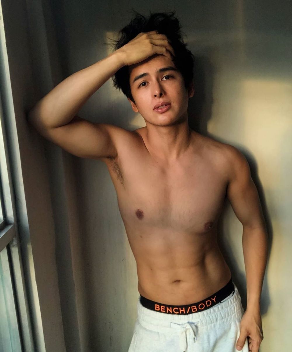 Makin Maskulin, 9 Potret Teejay Marquez Pamer Otot Perut yang Hot Abis