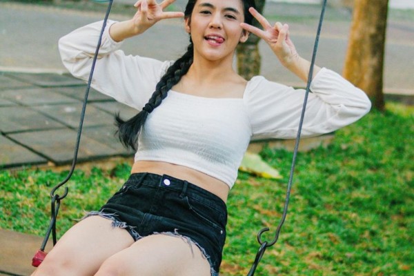 Sudah Punya Anak, 10 Potret Awet Muda DJ Una Bak Masih Remaja