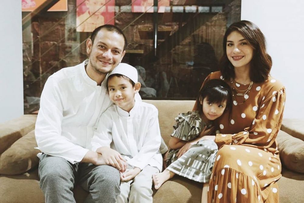 Kerap Perankan Pelakor, 9 Potret Mesra Artis FTV dengan Pasangan Asli