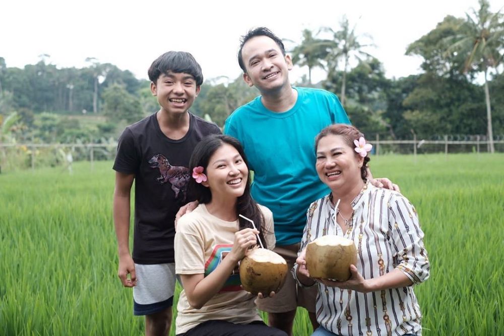 10 Potret Kedekatan Betrand Peto dan Orangtua Ruben, Bak Cucu Kandung