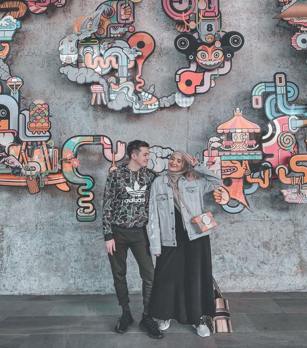 Announces First Pregnancy, 10 Happy Portraits Of Zaskia Sungkar And Her Husband