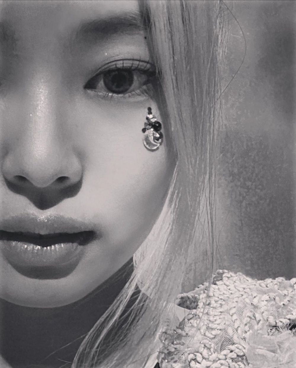 10 Pesona Jennie BLACKPINK dalam Foto Hitam Putih, Stunning!