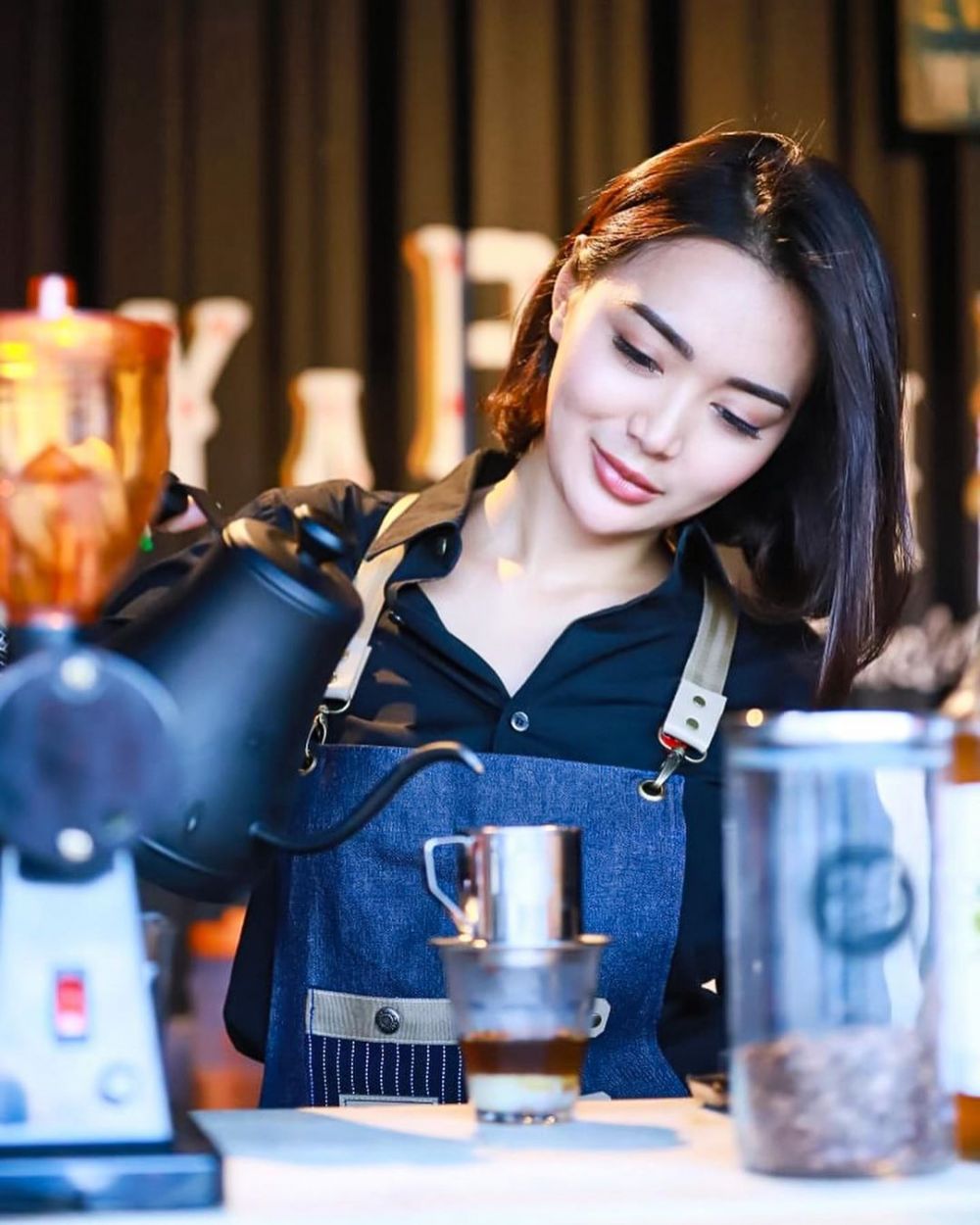 Bikin Segar Pengunjung! 10 Potret Wika Salim Jadi Pelayan Kedai Kopi