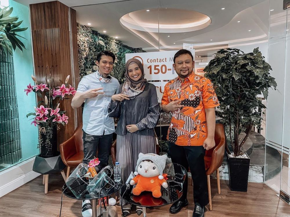 Announces First Pregnancy, 10 Happy Portraits Of Zaskia Sungkar And Her Husband