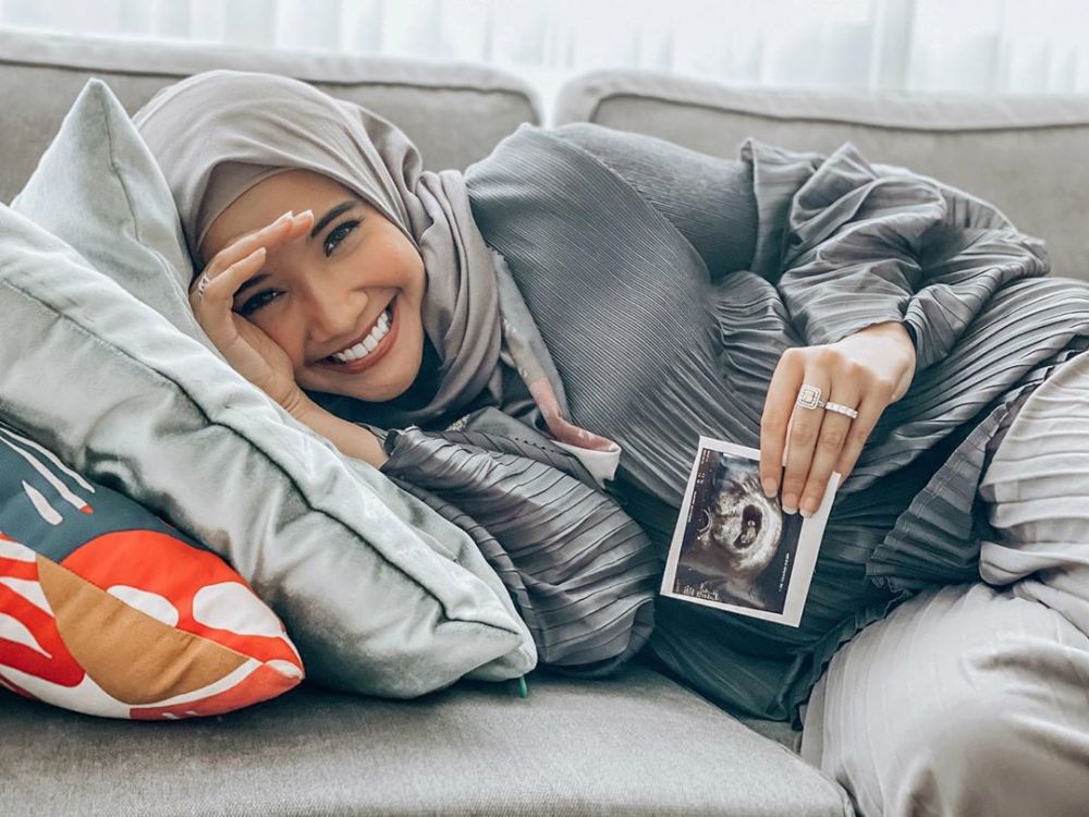 Announces First Pregnancy, 10 Happy Portraits Of Zaskia Sungkar And Her Husband