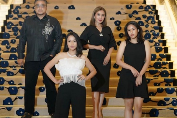 10 Potret Keluarga Dede Yusuf, Putrinya Bak Model Semua!