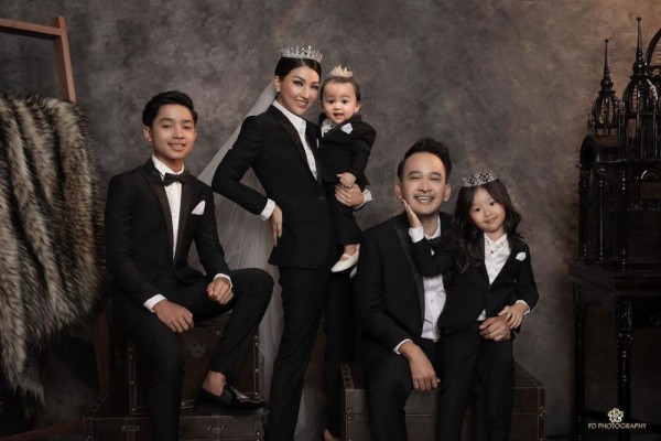 9 Momen Pemotretan Keluarga Onsu dengan Tema Hitam Putih, Elegan!